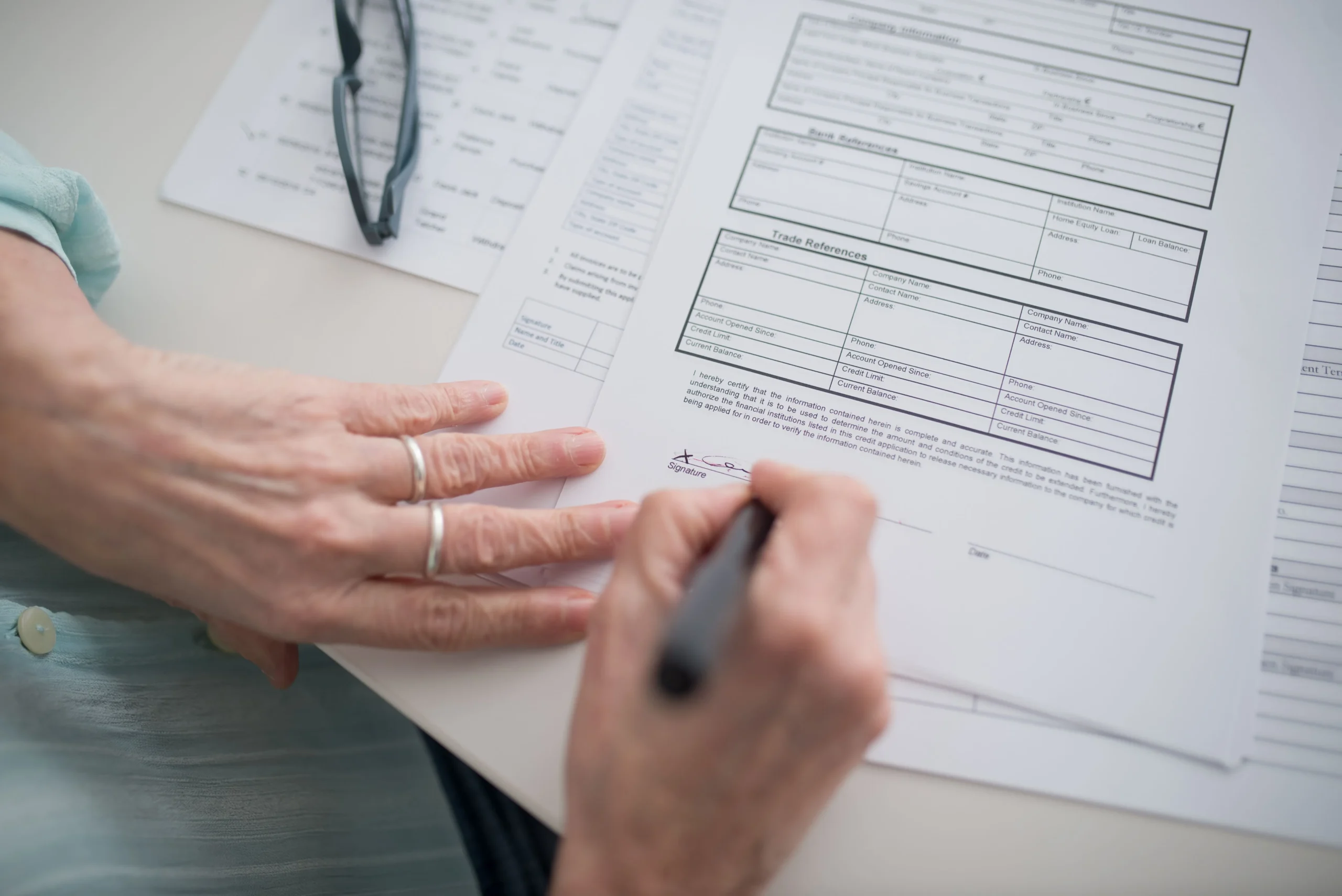 An old women is filling the form.