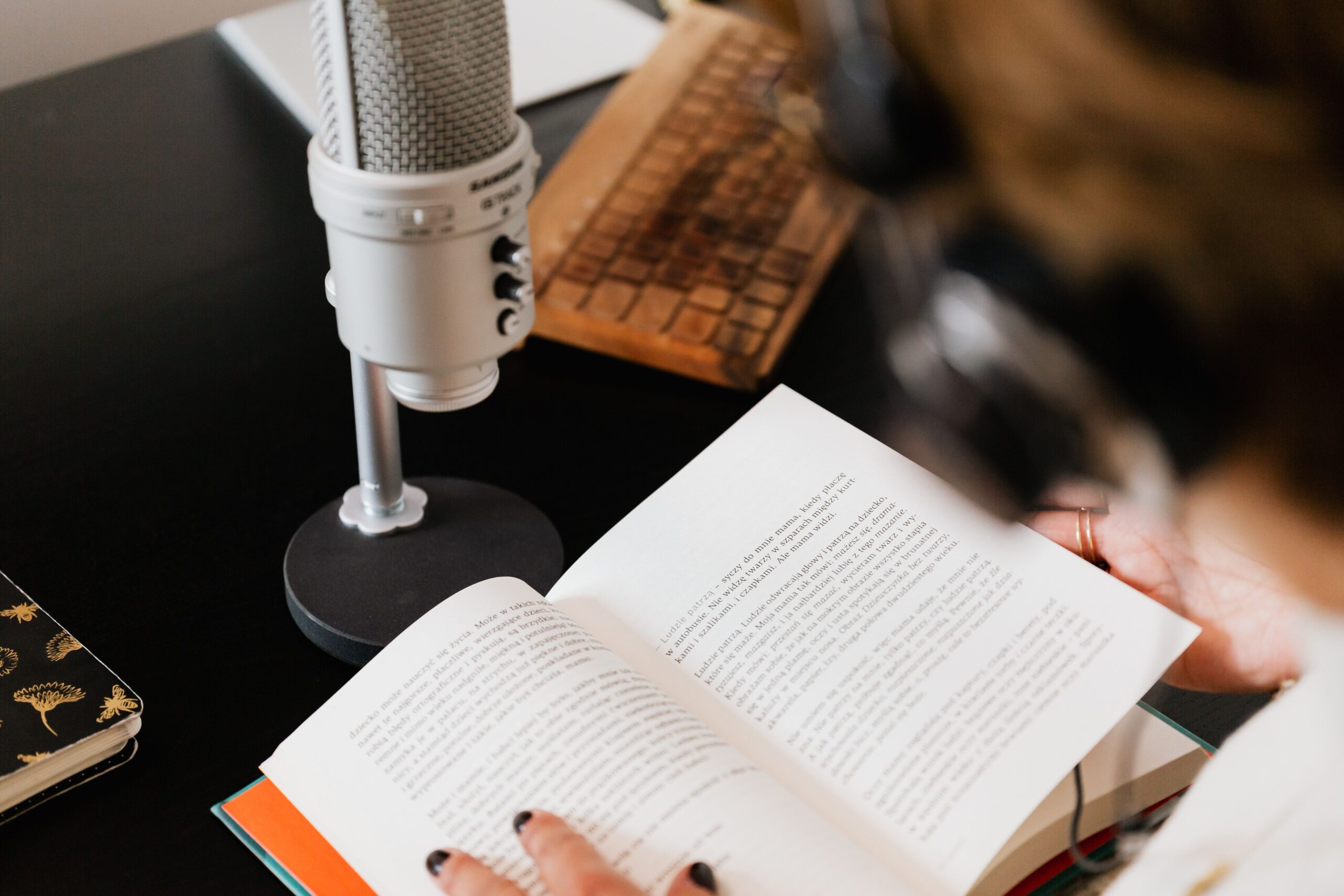 A women using mic to narrate English sentences.